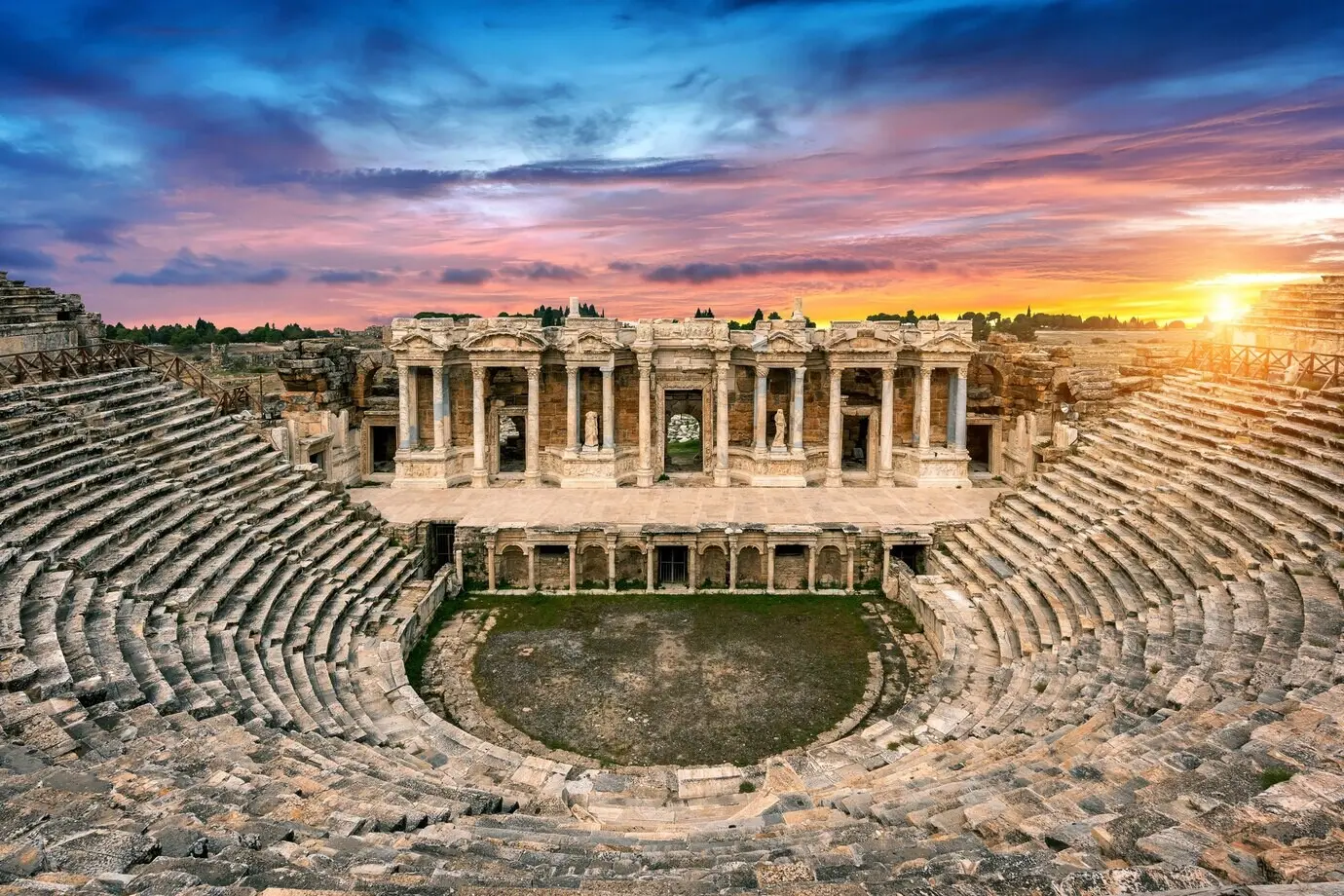 Amphitheater in der antiken Stadt Hierapolis bei Sonnenuntergang, Pamukkale in der Türkei.